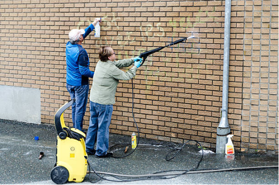How to remove stubborn stains from building exterior walls with an electric pressure washer